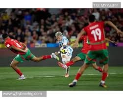 2003年的NBA选秀大会前，安东尼对詹姆斯说：“其实你已经21岁了对吗？咱俩之间，你更像21岁。”詹姆斯回应：“我18岁！”